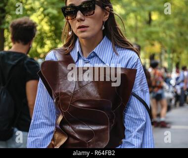 MILAN, ITALIE - 20 septembre 2018 : Les femmes dans la rue au cours de la Fashion Week de Milan. Banque D'Images