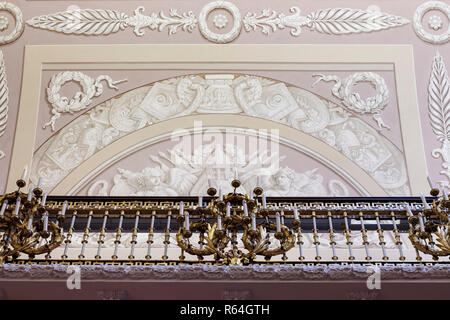 Rail mural et galerie montrant des design orné d'appliques électriques avec la lumière de bougie. Le Musée de l'Ermitage, palais d'hiver, St Petersburg. Banque D'Images