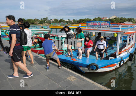 Hoi An Vietnam - touristes asiatiques débarquer un bateau touristique sur la rivière Thu Bon à Hoi An en 2018 Banque D'Images