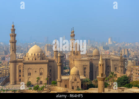 Vue aérienne de la ville du Caire Citadelle de Salah al Deen (Citadelle du Caire) avec Al Sultan Hassan et Al Rifai Mosquée, Le Caire, Egypte Banque D'Images