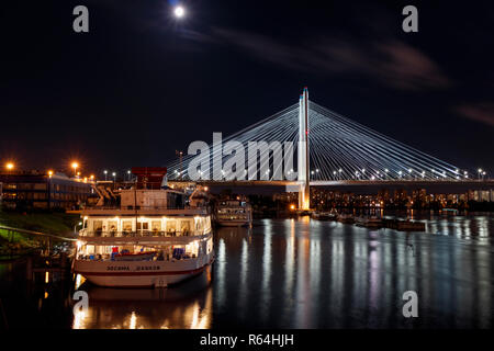 Le grand pont sur la rivière Obukhov Neva à Saint-Pétersbourg, en Russie. Banque D'Images