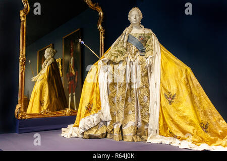 La vie-taille sculpture en papier mâché de l'Impératrice Elisabeth Petrovna portant une tenue officielle d'un tribunal. Par l'artiste belge Isabelle de Borchgrave. Banque D'Images