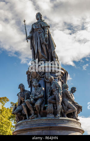 1873 statue de la Grande Catherine, entouré de personnages importants durant son règne. Place Ostrovskogo, Nevsky Prospekt, Saint-Pétersbourg, Russie. Banque D'Images