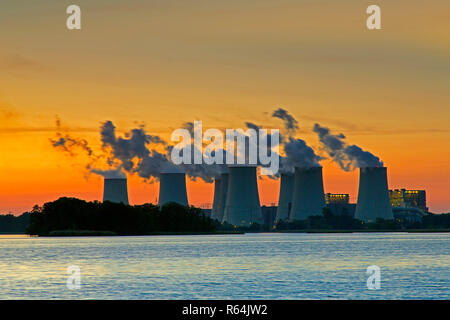 / Jaenschwalde Jänschwalde éco-compatible au coucher du soleil, la troisième plus grande centrale électrique de lignite en Allemagne, Brandebourg Spree-Neiße à Banque D'Images