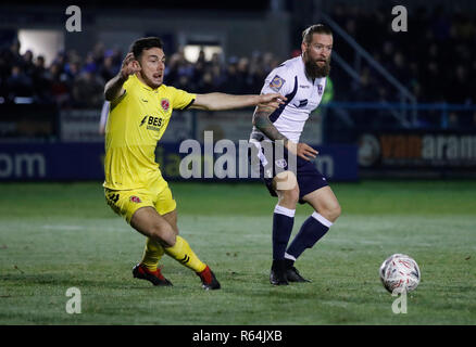 Fleetwood Town's Lewie Coyle et Guiseley's Kingsley James bataille pour la balle au cours de la Unis FA Cup deuxième tour à Nethermoor Park, Guiseley. Banque D'Images