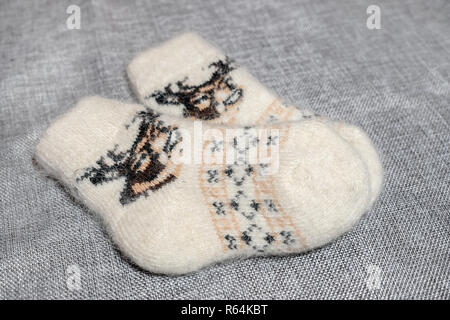 Chaussettes de laine pour bébé sur un fond clair de près. Banque D'Images
