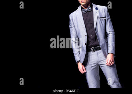 Male model en costume d'argent au cours d'un défilé de mode. Défilé de mode cas montrant la nouvelle collection de vêtements. Isolé sur un modèle unique Banque D'Images