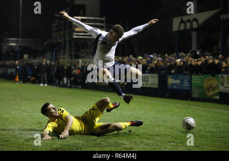 Guiseley's Niall Heaton et Fleetwood Town's Lewie Coyle bataille pour la balle au cours de la Unis FA Cup deuxième tour à Nethermoor Park, Guiseley. Banque D'Images