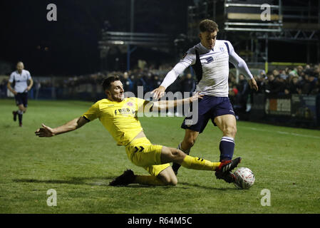 Guiseley's Niall Heaton et Fleetwood Town's Lewie Coyle bataille pour la balle au cours de la Unis FA Cup deuxième tour à Nethermoor Park, Guiseley. Banque D'Images