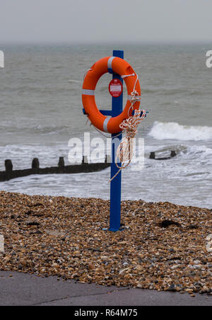 Une bouée en plastique orange ou perrybuoy sur la plage de galets à Littlehampton West Sussex. Banque D'Images