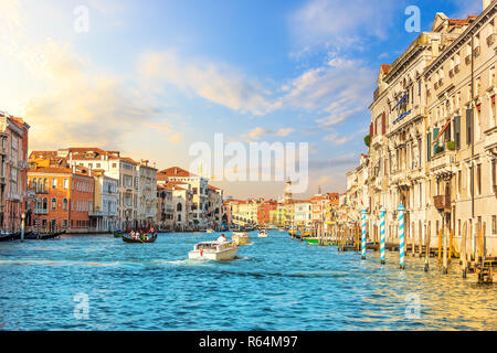 Grand Canal de Venise, vue depuis le vaporetto sur le T0 du Rialto Banque D'Images