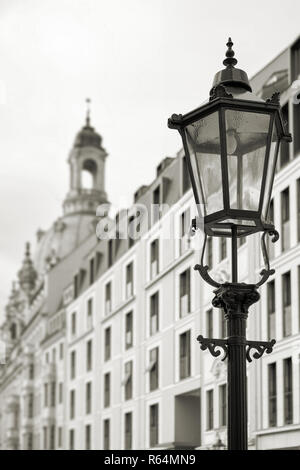Lampe de rue dans le centre-ville de Dresde, dans l'arrière-plan l'église Frauenkirche Banque D'Images