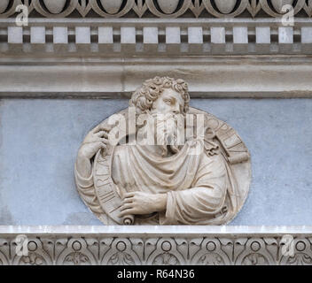 Prophète Jérémie, relief sur le portail de la cathédrale de Saint Laurent à Lugano, Suisse Banque D'Images
