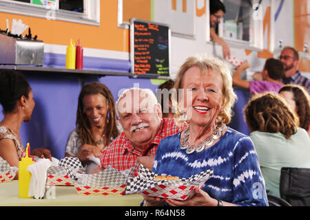 Happy senior couple déjeuner dans un camion alimentaire Banque D'Images