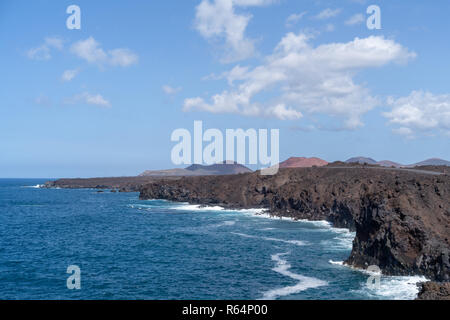 Mer et rochers de lave volcanique du Los Hervideros côte ouest de l'île de Lanzarote, Espagne Banque D'Images