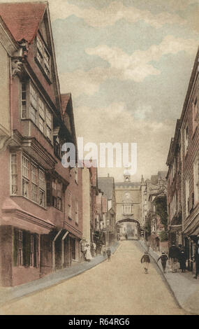 Totnes Fore Street. Totnes est une ville et une paroisse civile à la tête de l'estuaire de la rivière Dart, dans le Devon (Angleterre) dans le sud du Devon Région de beauté naturelle exceptionnelle. Il est à environ 22 miles (35 km) au sud-ouest d'Exeter et est le centre administratif de South Hams District Council. Totnes a une longue histoire, qui remonte à 907, lorsque son premier château a été construit. Au xiie siècle il était déjà un marché important, la ville et ses anciennes richesses et importance peut être vu à partir du nombre de maisons de négociants construit aux xvie et xviie siècles. Banque D'Images