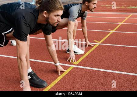 Photo de deux jeunes frères jumeaux sportifs prêts à fonctionner à l'extérieur. Banque D'Images