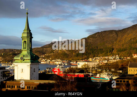 L'automne à Bergen, Norvège. Du clocher de l'église église Nykirken (construite en 1756-64) Nordnes partie de la ville. Tower reconstruite après la 2e guerre mondiale. Dans les navires Banque D'Images