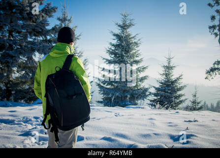 En hiver homme backpacker de la forêt de montagne dans les Carpates Banque D'Images
