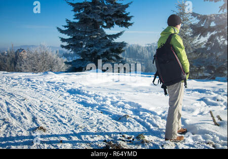 En hiver homme backpacker de la forêt de montagne dans les Carpates Banque D'Images