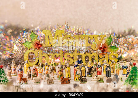 Petites figurines de santons de Provence français utilisé comme les haricots du gâteau des rois au cours de l'Epiphanie a également appelé le petit Noël avec dans Banque D'Images