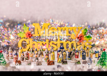 Petites figurines de santons de Provence français utilisé comme les haricots du gâteau des rois au cours de l'Epiphanie a également appelé le petit Noël avec dans Banque D'Images