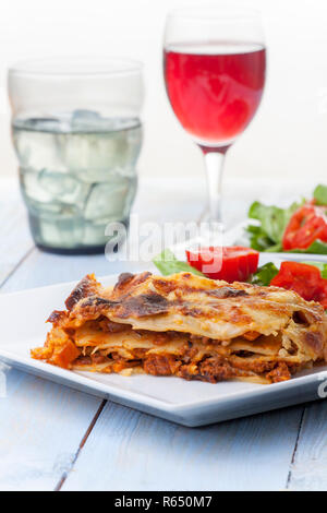 Lasagne italien frais sur une plaque Banque D'Images