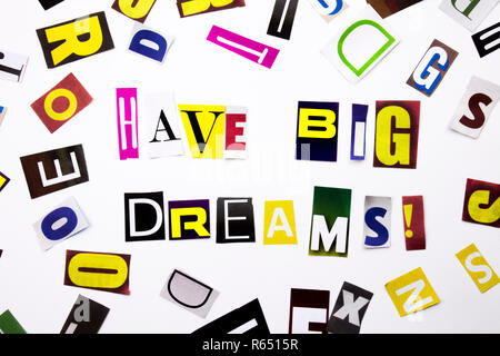 Un mot l'écriture de texte montrant concept d'avoir de grands rêves faits de différents magazine journal lettre pour l'analyse de rentabilisation sur le fond blanc with copy space Banque D'Images