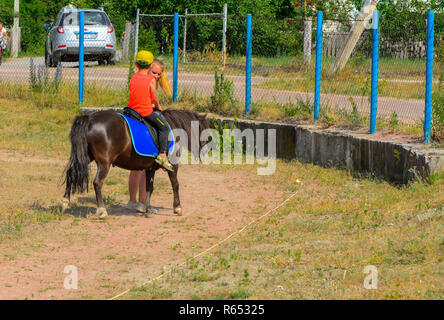 Zarechany, Ukraine - le 10 juin 2018. L'équitation. Réunion des habitants sur le festival du village de Zarechany. Les événements publics, la charité, rural Banque D'Images