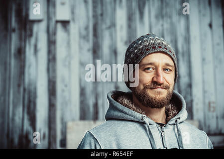 Portrait d'un jeune homme barbu Banque D'Images