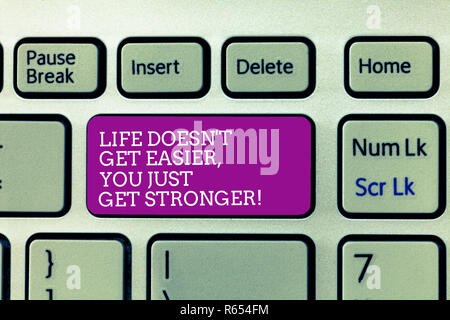 Main conceptuel écrit montrant la vie n est pas plus facile que vous venez de se renforcer. Texte photo d'inspiration pour aller de l'intention de clavier cre Banque D'Images