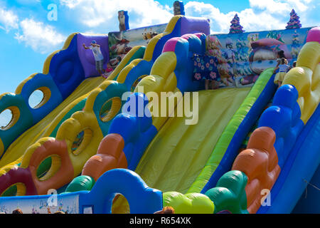 Zarechany, Ukraine - le 10 juin 2018. Les enfants jouer sur un carrousel gonflable. Réunion des habitants sur le festival du village de Zarechany. Fonction Banque D'Images