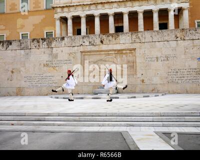 Athènes, Grèce - 26 septembre 2016 : changement de garde en face de l'édifice du Parlement sur la place Syntagma Evzones ou soldats Evzonoi par Banque D'Images