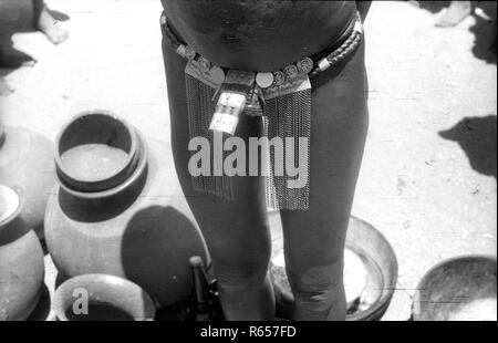 Tribus autochtones gens portant des ceintures de chasteté du corps de décoration Afrique Cameroun 1950 Banque D'Images