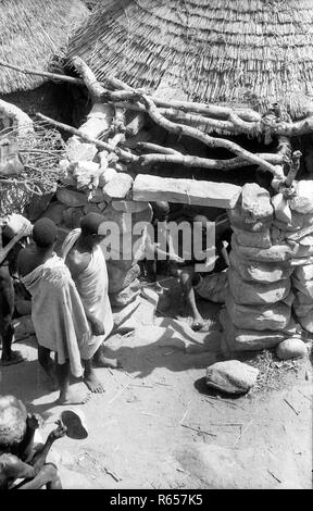Tribus autochtones personnes effectuant un rituel tribal Afrique Cameroun 1950 Banque D'Images