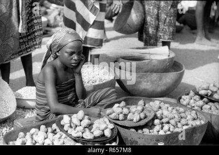Tribus autochtones Personnes jeune fille vendant de la nourriture au cours du marché de l'Afrique Cameroun 1959 Banque D'Images