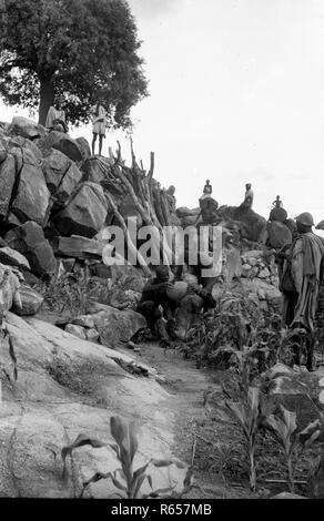 Tribus autochtones personnes effectuant un rituel tribal Afrique Cameroun 1950 Banque D'Images