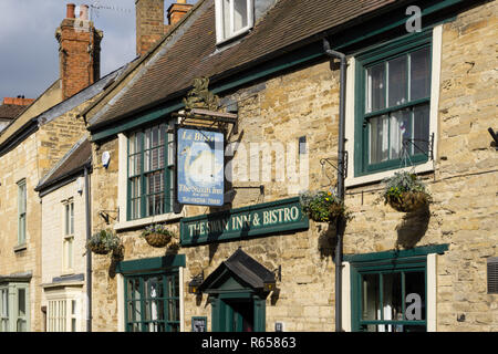 The Swan Inn et bistro, un restaurant populaire et, sur Olney High Street, España Banque D'Images