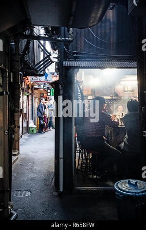 Traditionnelle Gasse im Herzen von Tokio, im Stadtteil Shinjuku Banque D'Images