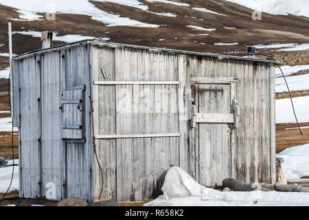 Un des chasseurs en bois cabane à Kapp Lee, Edgeøya, archipel du Svalbard, Norvège. Banque D'Images