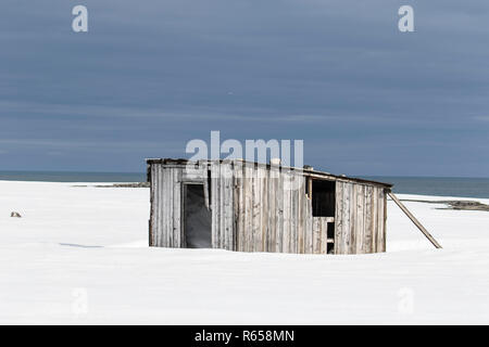 Un des chasseurs en bois cabane à Kapp Lee, Edgeøya, archipel du Svalbard, Norvège. Banque D'Images