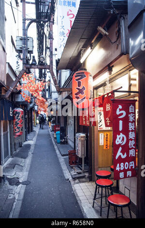 Traditionnelle Gasse im Herzen von Tokio, im Stadtteil Shinjuku Banque D'Images