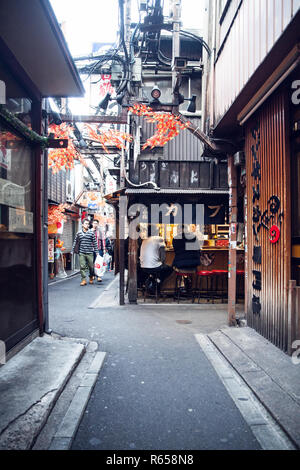 Traditionnelle Gasse im Herzen von Tokio, im Stadtteil Shinjuku Banque D'Images