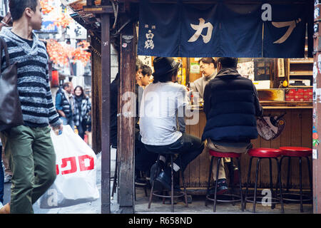 Traditionnelle Gasse im Herzen von Tokio, im Stadtteil Shinjuku Banque D'Images