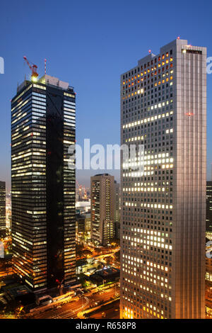 Blick auf die Hochhäuser Shinjukus kurz nach dem Sonnenuntergang, im Herzen der Metropole Tokio Banque D'Images