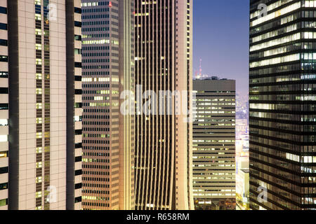 Blick auf die Hochhäuser Shinjukus kurz nach dem Sonnenuntergang, im Herzen der Metropole Tokio Banque D'Images