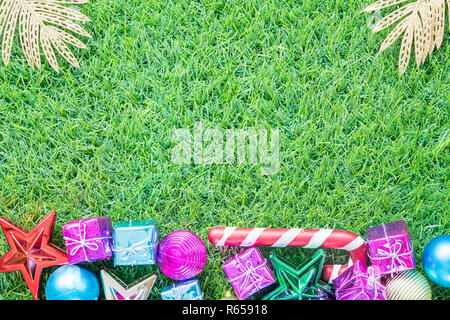 Décoration de Noël on Green grass with copy space Banque D'Images