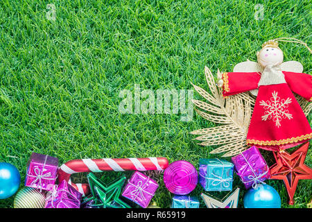 Décoration de Noël on Green grass with copy space Banque D'Images