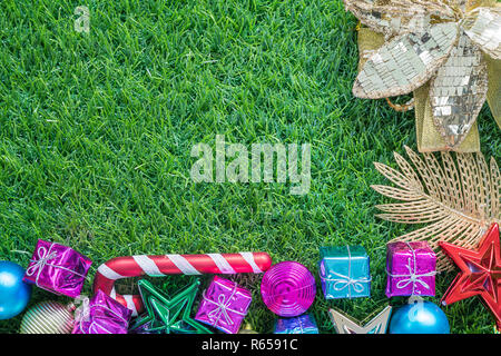 Décoration de Noël on Green grass with copy space Banque D'Images