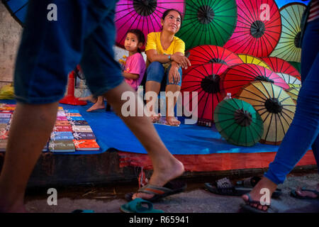 Marché de nuit de Luang Prabang, site touristique très populaire pour des souvenirs et des produits artisanaux situé sur Main Street dans la ville de Luang Prabang au Laos Banque D'Images